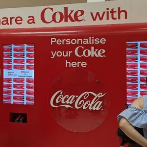 Début 2019, les consommateurs faisaient la queue pour obtenir une canette de Coca-Cola personnalisée avec leur prénom, à Sydney en Australie.
