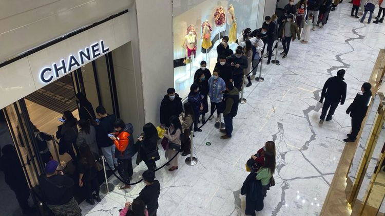 Clients faisant la queue devant la boutique Chanel du grand magasin SKP de Beijing, à la veille du Nouvel An lunaire.