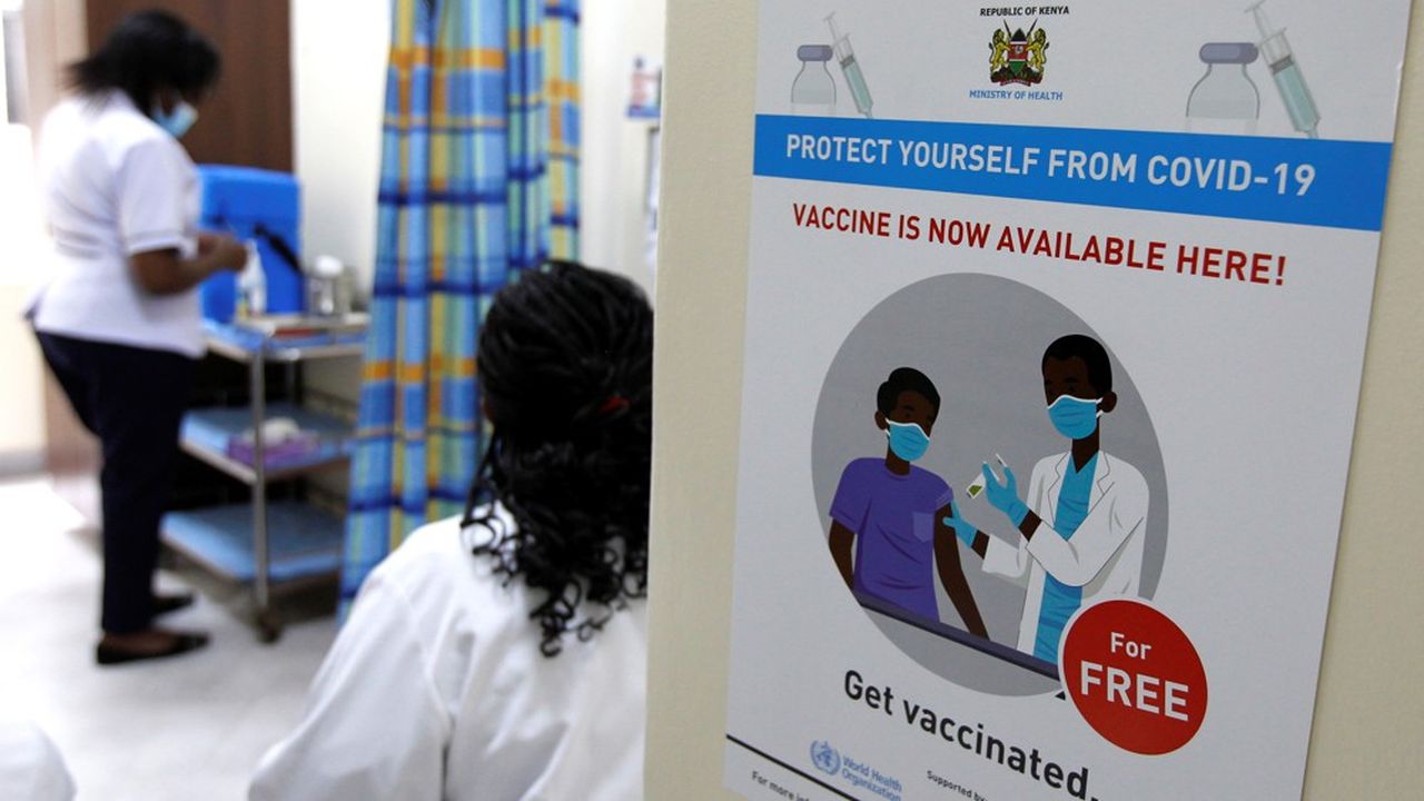 Un infirmier attend de se faire vacciner contre le Covid-19 dans un hôpital de Nairobi, capitale du Kenya, où la campagne de vaccination a débuté vendredi.
