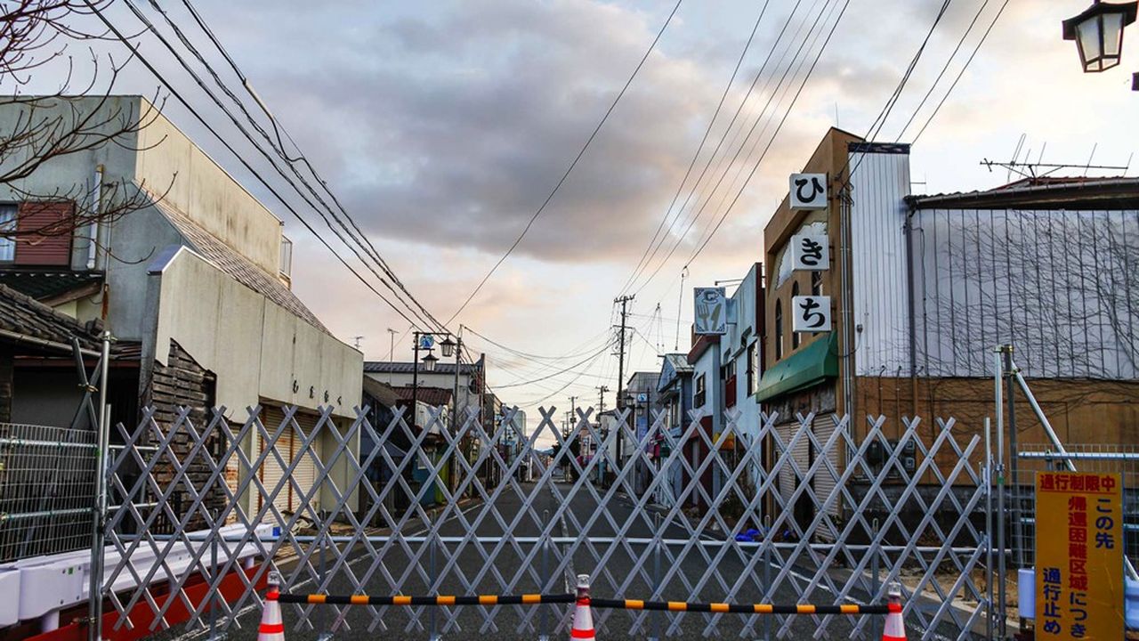 A 6 km de la centrale nucléaire de Fukushima-Daiichi, la rue commerçante de la commune d'Okuma est comme figée dans le temps.