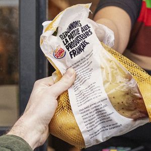 Burger King a acheté aux producteurs 200 tonnes de pommes de terre de plus que ses propres besoins pour les offrir aux consommateurs ayant recours au drive. Et l'a largement fait savoir.