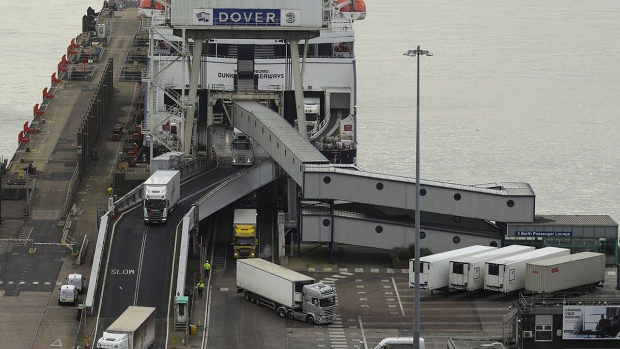 « De nombreux navires porte-conteneurs ne s'arrêtent plus au Royaume-Uni, à cause des délais dans les ports britanniques (ici Douvres), explique la fédération Make UK. La conséquence est que des marchandises à destination du Royaume-Uni sont déchargées dans les ports de l'UE, ce qui impacte lourdement les calendriers de production. »