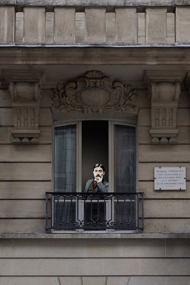 Marcel Proust, 44 rue de l'Amiral Hamelin, à Paris. Photomontage de Kim Youngtae, série « Inside life. Écrivains à leur fenêtre ». L'auteur de «La Recherche» aurait sans doute trouvé quelques similitudes entre Twitter et les salons.  