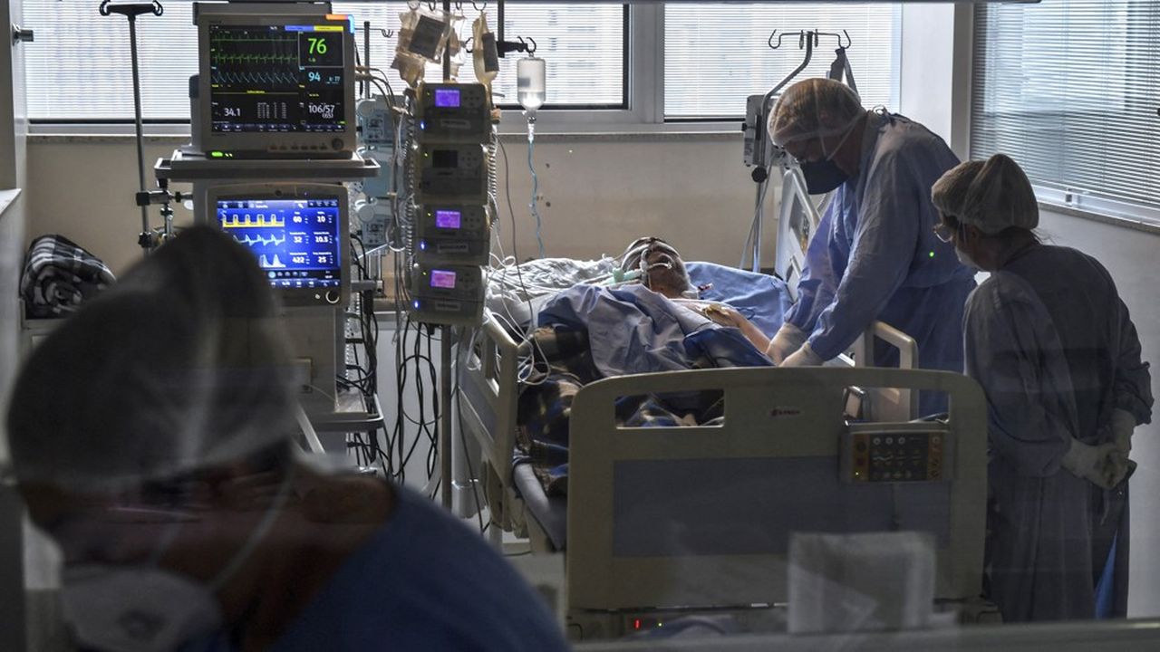 Après une aggravation subite de la contagion, le nombre de patients en soins intensifs a augmenté de 37 % en quinze jours à São Paulo, et plus de 2.000 patients figurent sur une liste d'attente (photo : Hôpital Emilio Ribas).