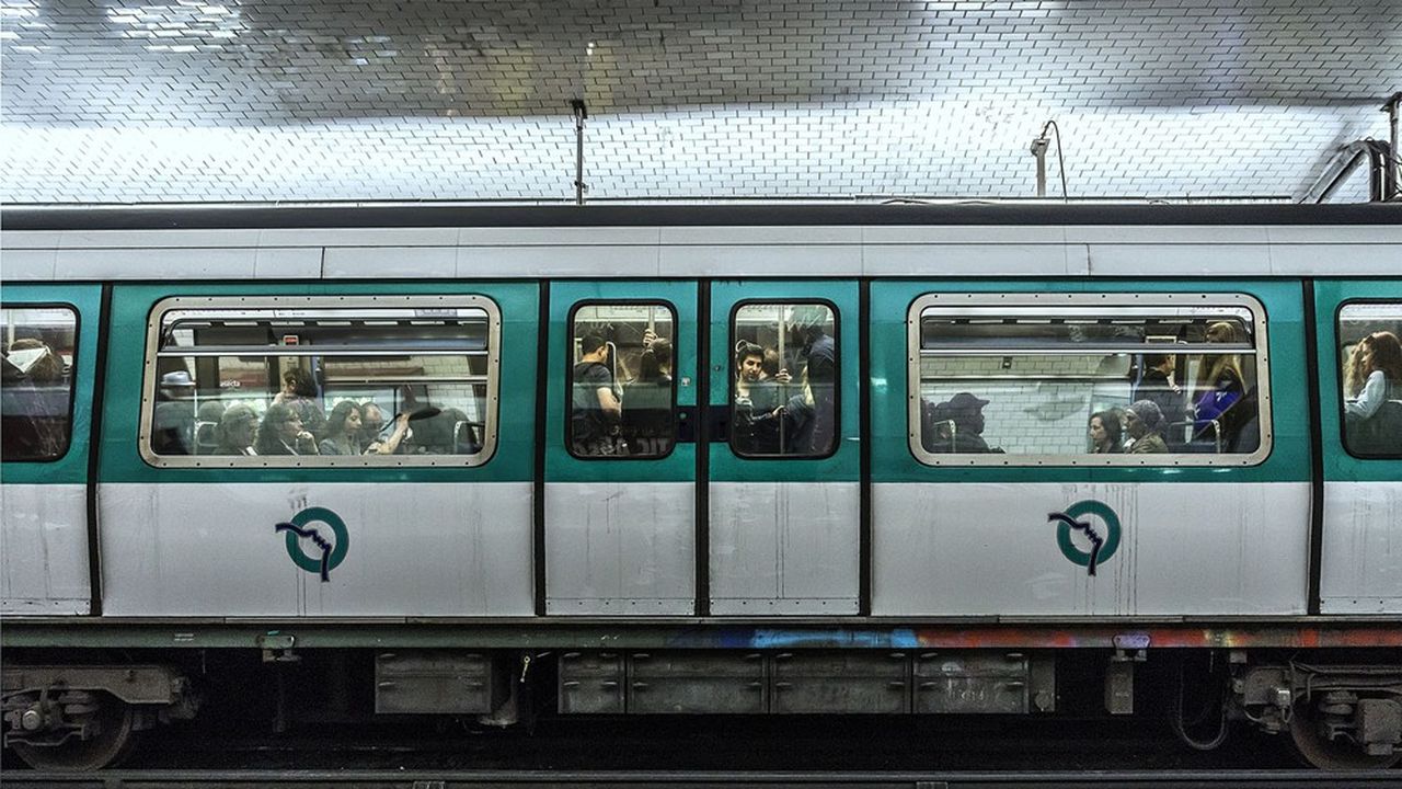 Sans compter ses réseaux de province ou étrangers, la RATP a enregistré 1.901 millions de voyages l'an dernier, soit un effondrement de 43 % par rapport à 2019.
