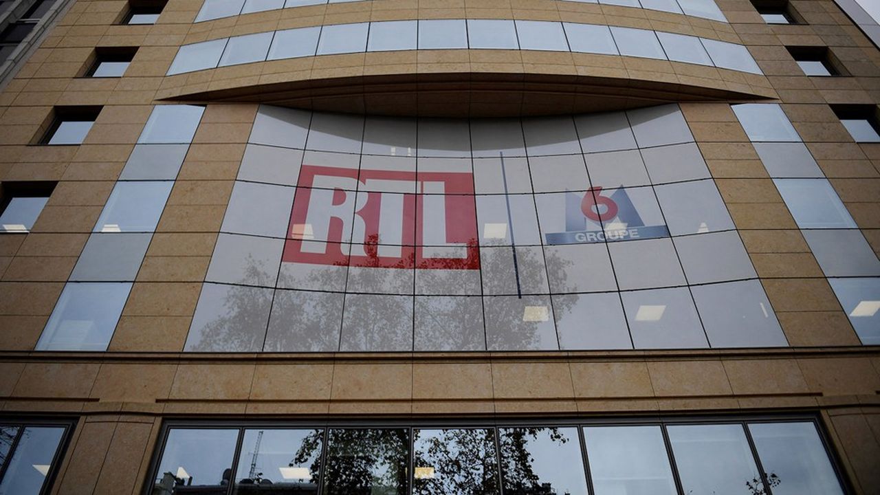 La crise sanitaire et la chute des revenus publicitaires qu'elle a entraînée ont fait subir à RTL un recul de 9,5 % de son chiffre d'affaires et de 26 % à 975 millions de son bénéfice avant intérêts, impôts et amortissements en 2020.