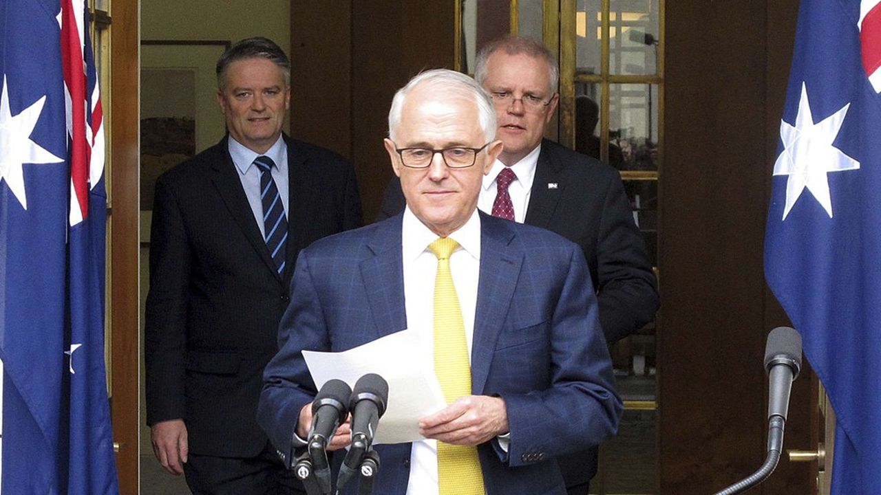 Mathias Cormann (en arrière-plan à gauche derrière le Premier ministre Malcolm Turnbull) sera désigné secrétaire général de l'OCDE lors d'un conseil lundi.