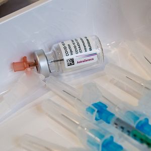 Les premiers signalements sur le vaccin d'AstraZeneca sont apparus début mars.