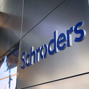 Grâce à un important mandat d'un assureur, Schroders a collecté l'an dernier 42,5 milliards de livres (49,6 milliards d'euros), soit davantage qu'Amundi et BNP Paribas AM, les principaux collecteurs français.