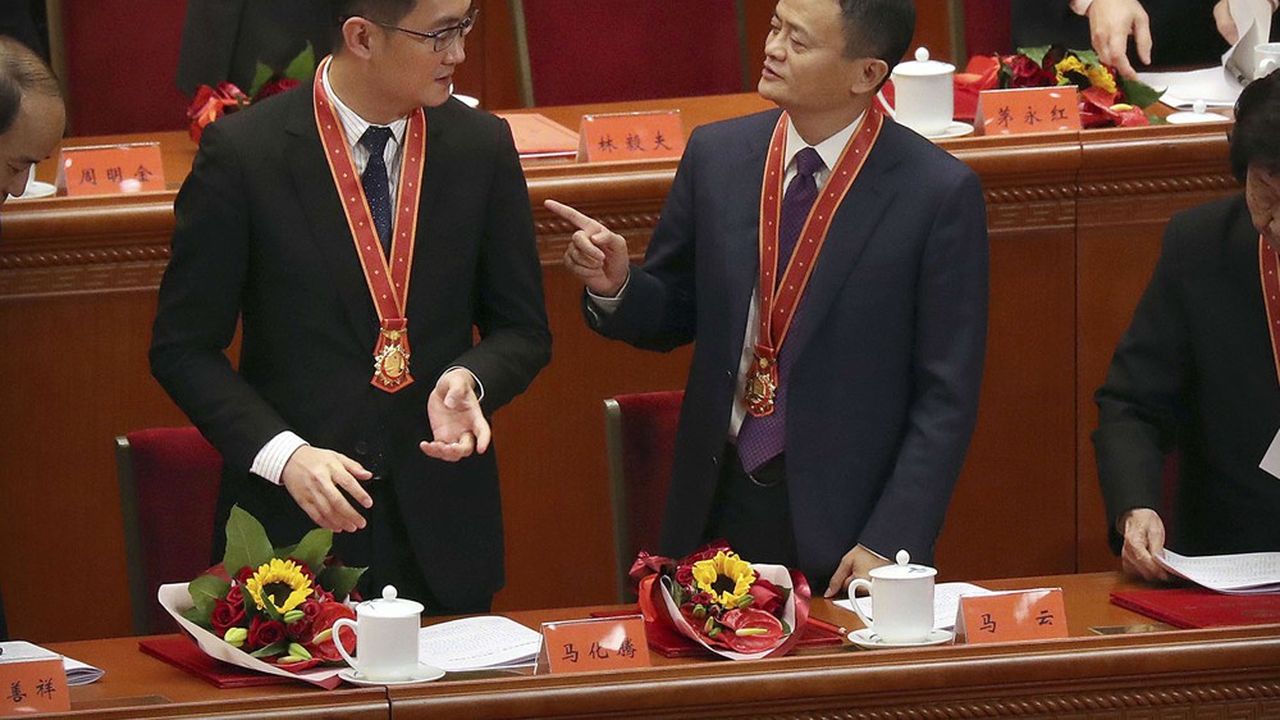 Pony Ma, le PDG de Tencent (gauche) et Jack Ma, président d'Alibaba (droite) en discussion lors d'une conférence célébrant le 40e anniversaire de l'ouverture économique de la Chine au reste du monde.