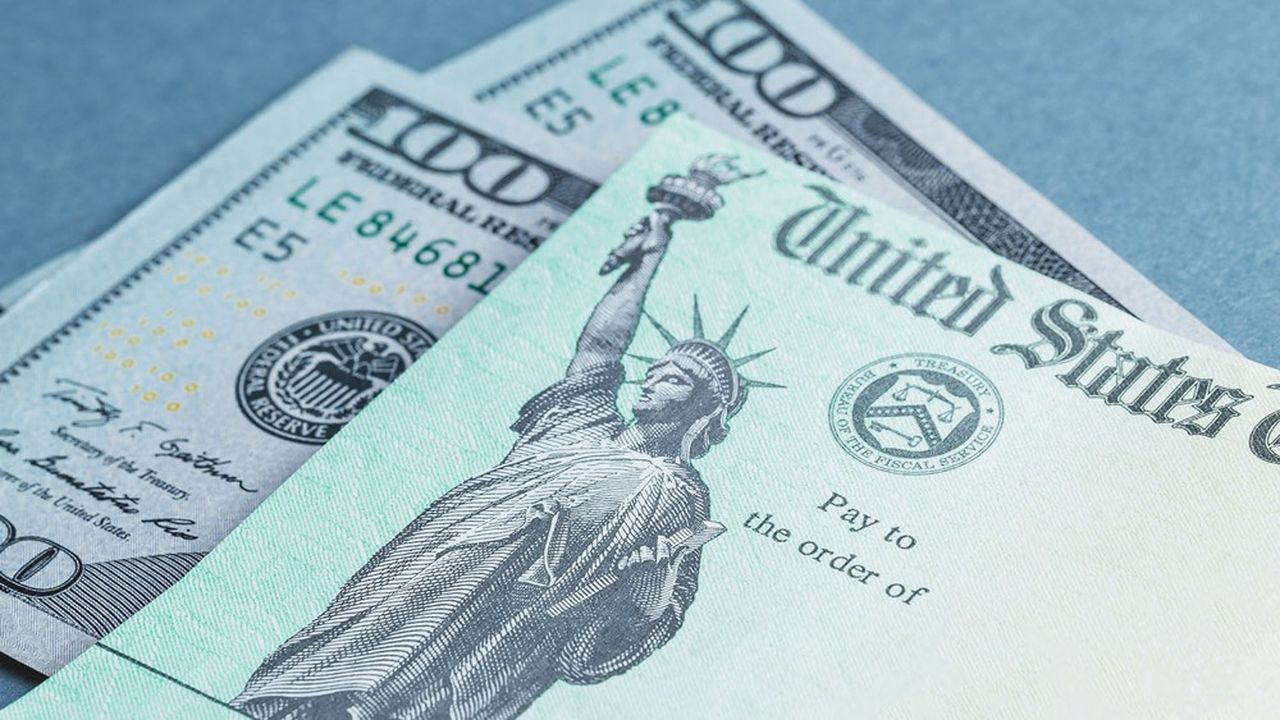 Les Américains gagnant moins de 75.000 dollars par an vont recevoir un chèque de 1.400 dollars.