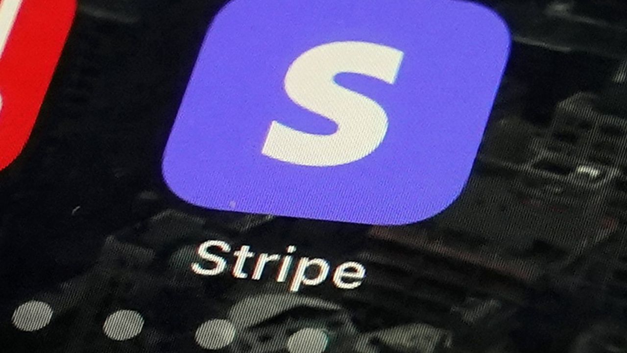 La photo montre l'application Stripe sur un écran d'iPhone.