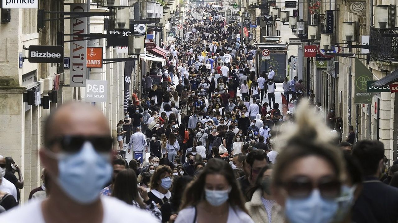 Des promeneurs masqués, rue Sainte-Catherine, à Bordeaux, le16 mai 2020.