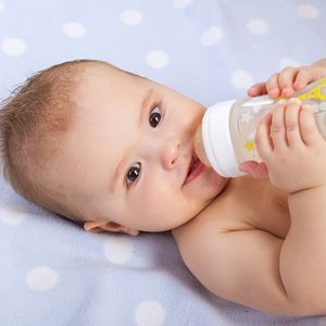 Le groupe lance les premières tablettes de lait infantile pré-dosées pour le biberon au Royaume-Uni en partenariat avec le groupe japonais Meiji.