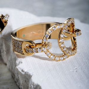 Courbet propose un anneau et une bague pavée Céleste en or écologique recyclé, sertis de diamants de synthèse entre 1.750 et 4.500,00 euros