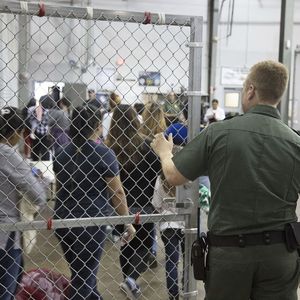 Des milliers de mineurs sont abrités à la frontière dans les installations de l'administration américaine.