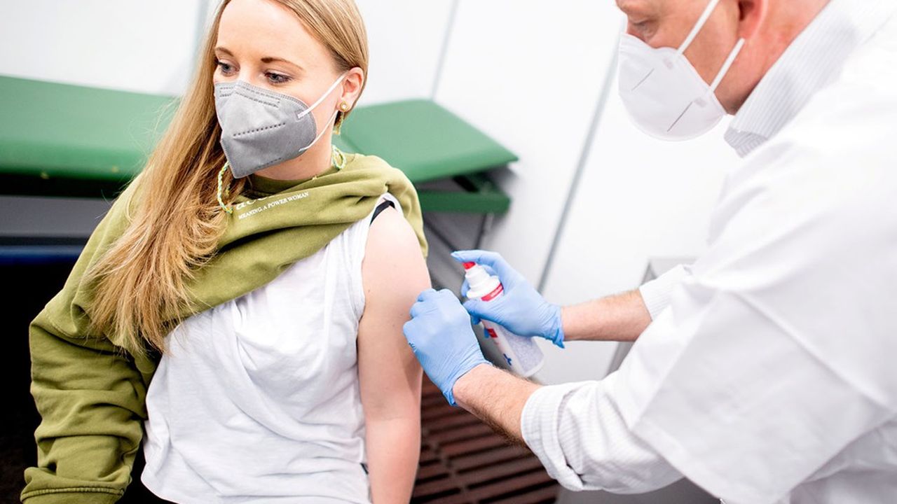 Une enseignante du primaire se fait vacciner à Bremen, en Allemagne, le 26 février 2021.
