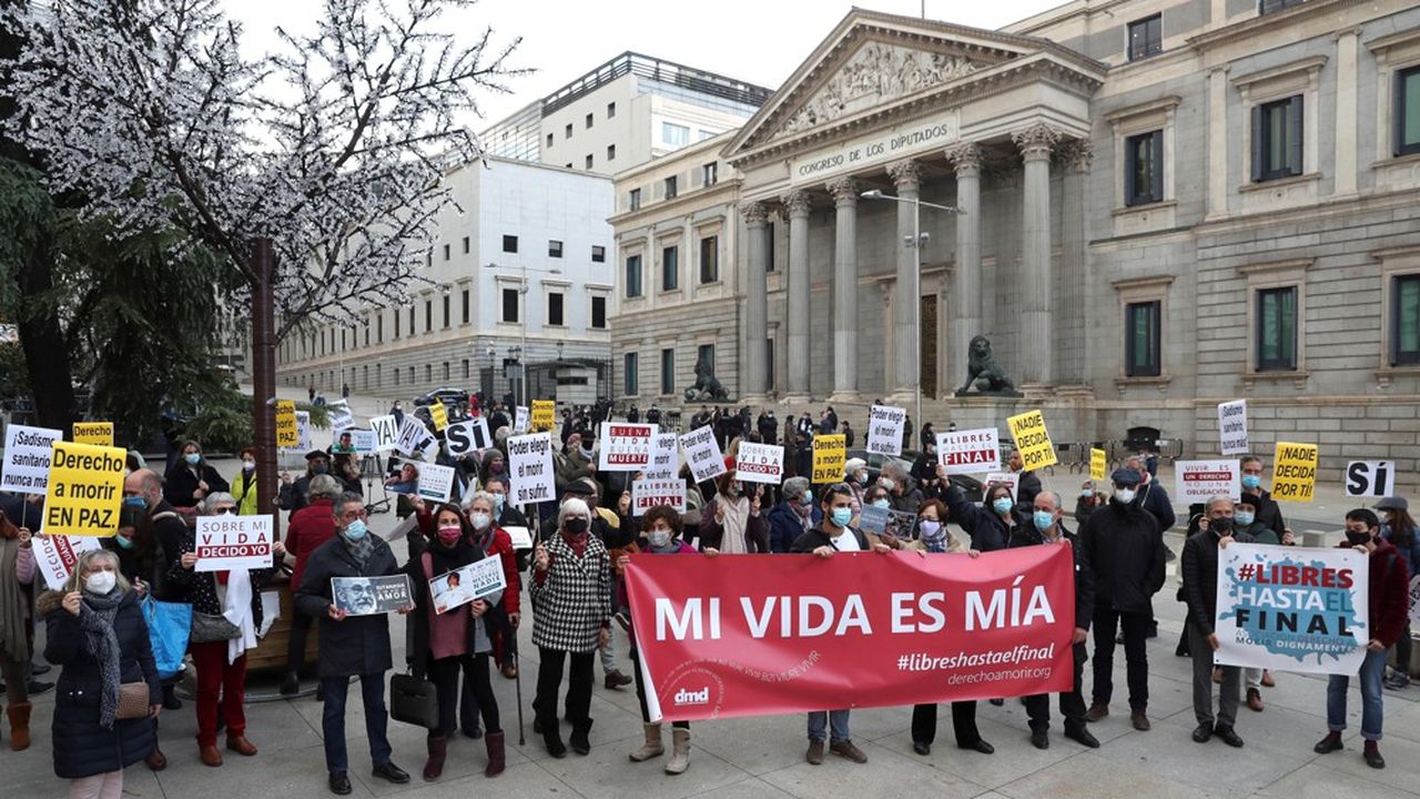 Priorité pour le gouvernement de gauche de Pedro Sánchez, l'adoption de cette loi intervient après plusieurs cas emblématiques en Espagne.