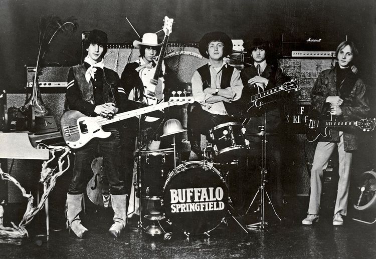 Vers 1967 à Los Angeles, avec les Buffalo Springfield (Niel Young porte le chapeau blanc) et déjà avec Stephen Stills (tout à droite).