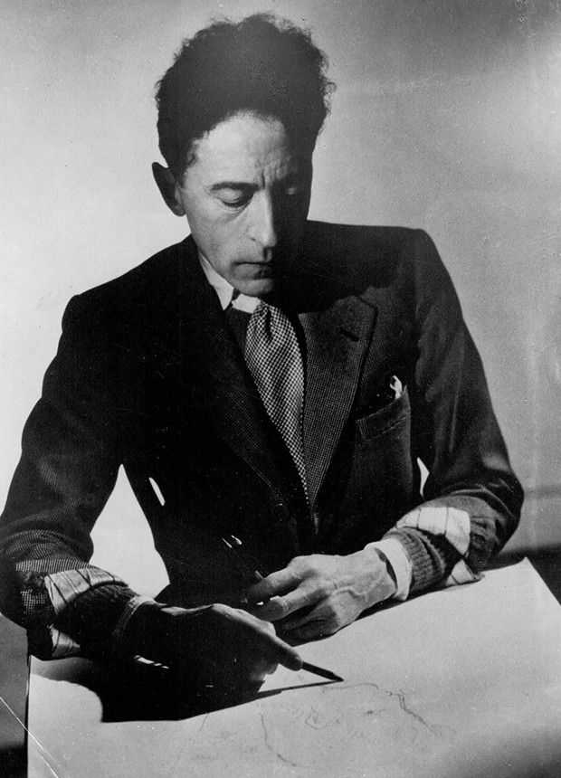 Jean Cocteau dessinant, 1942. Photographie par Raymond Voinquel, tirage argentique d'époque. Mise à prix : 300 euros. © Raymond Voinquel