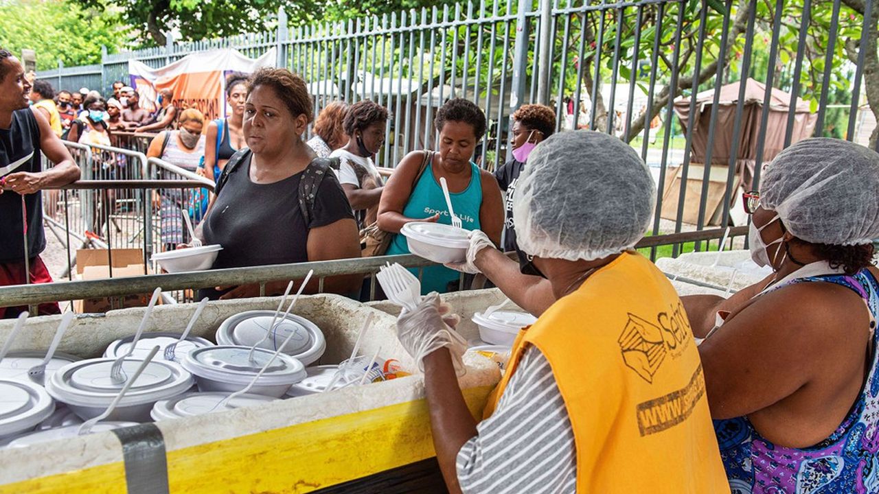 Distribution de « soupes populaires » dans un quartier pauvre de Rio pendant la pandémie.