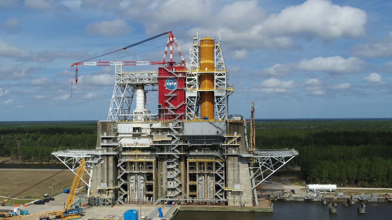 L'étage principal du lanceur SLS (en orange) installé pour les tests de ses moteurs.