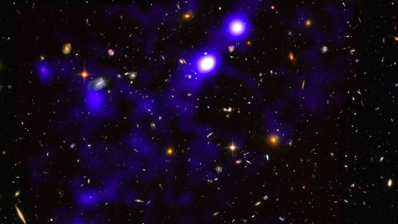 Un des filaments d'hydrogène (en bleu) découvert par le spectrographe 3D Muse. Il est situé dans la constellation du Fourneau, à 11,5 milliards d'années-lumière et s'étend sur plus de 15 millions d'années-lumière. L'image en arrière-plan est celle de Hubble.