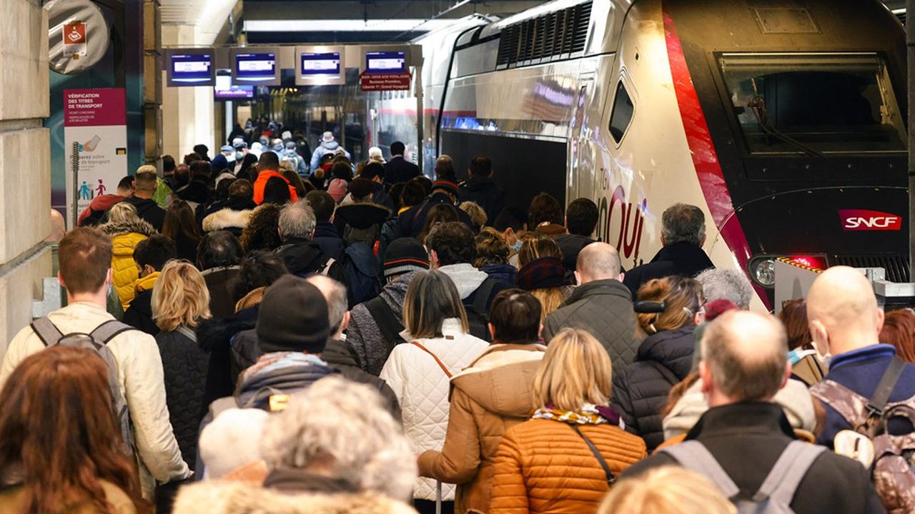 Ce vendredi matin, les quais de la gare Montparnasse étaient bondés et les trains complets au départ de Paris.