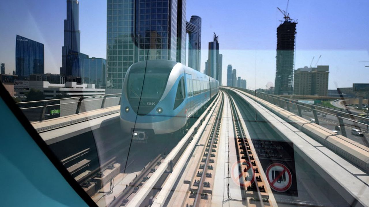 La première ligne de métro automatique de Dubaï a été lancée en 2009 et la seconde, beaucoup plus courte, en 2011.