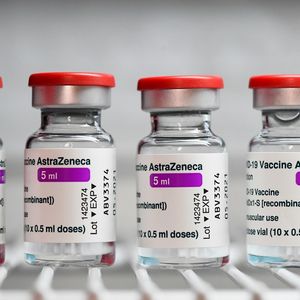Selon les résultats, le vaccin développé par le laboratoire AstraZeneca est efficace à 79 % contre les formes symptomatiques du Covid-19.