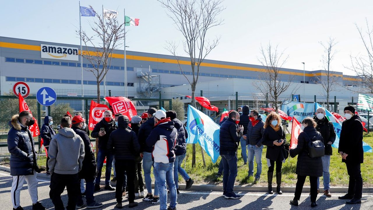 Des salariés grévistes lundi devant le centre de distribution d'Amazon à Passo Corese, au nord de Rome.