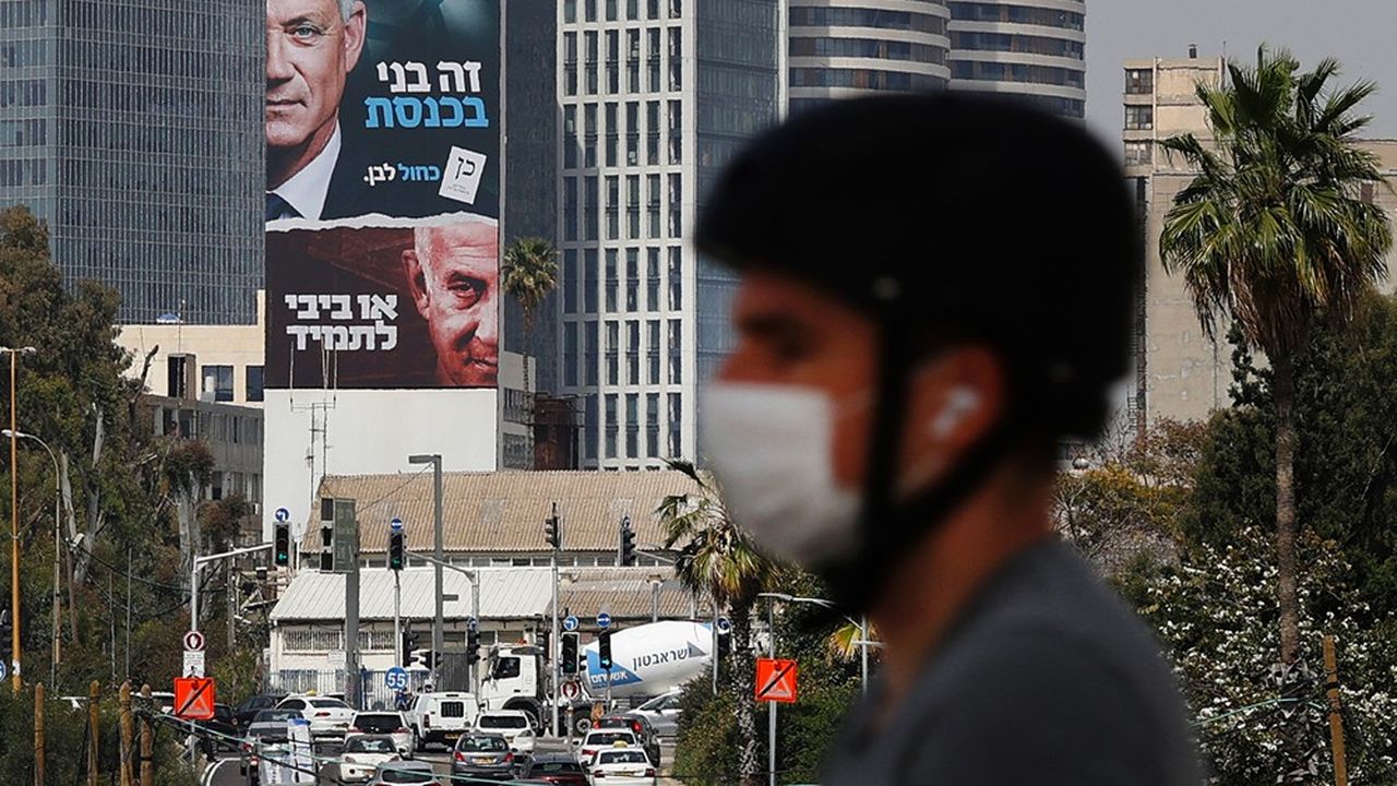 Le parti d'opposition Bleu-Blanc de Benny Gantz (en haut de l'affiche) est en mauvaise posture mais le Premier ministre, Benyamin Netanyahu (en bas), n'est pas sûr d'avoir assez de voix pour former une coalition.