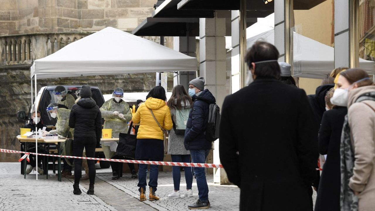 A Tübingen samedi, les habitants faisaient la queue pour obtenir le sésame de leur journée presque normale : un test négatif au Covid. (Photo by THOMAS KIENZLE/AFP)