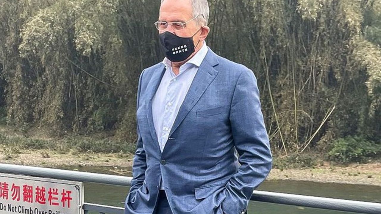 Sergueï Lavrov, l'indéboulonnable chef de la diplomatie de Vladimir Poutine, a porté un masque ironisant sur la quarantaine lors de sa visite à Guilin, en Chine.