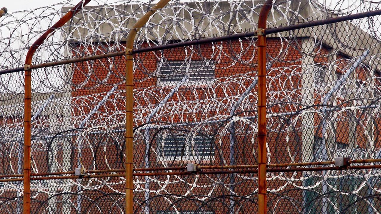 La prison de Rikers Island, à New York, a la réputation d'être l'une des plus dures aux Etats-Unis. L'Etat de New York envisage une réforme qui prévoit de fixer des limites pour les détentions en isolement.