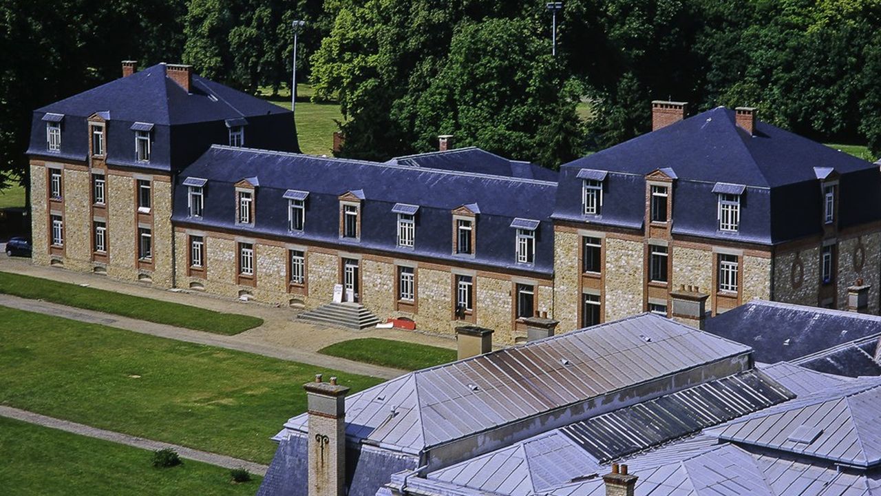 L'école devant déménager à Paris-Saclay, un processus de vente du domaine et du château du XVIIe a été engagé.
