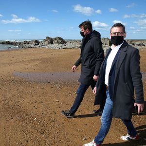 L'écologiste Yannick Jadot et le député Matthieu Orphelin, tête de liste dans les Pays de la Loire prennent un grand bol d'air sous l'oeil des photographes sur la plage de Sauveterre en Vendée, le 19 mars.
