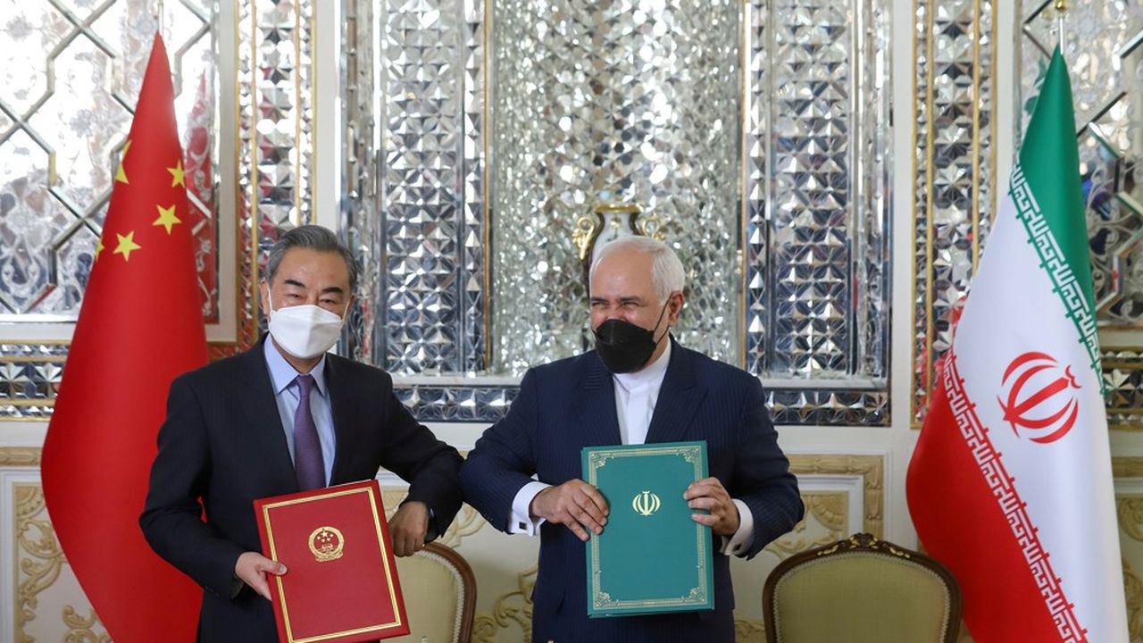 Le ministre des Affaires étrangères chinois, Wang Yi (à gauche), et celui d'Iran, Mohammad Javad Zarif, après la cérémonie de signature de leur accord le 27 mars 2021 à Téhéran.