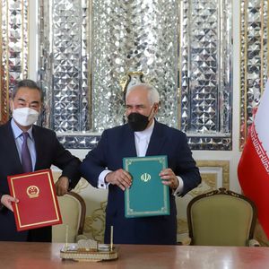 Le ministre des Affaires étrangères chinois, Wang Yi (à gauche), et celui d'Iran, Mohammad Javad Zarif, après la cérémonie de signature de leur accord le 27 mars 2021 à Téhéran.