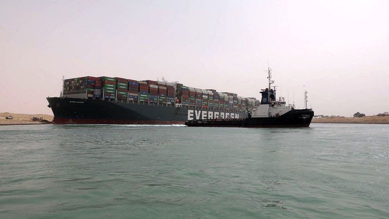 Le porte-conteneurs « Ever Given » bloquait, depuis mardi dernier, la circulation dans le canal de Suez.