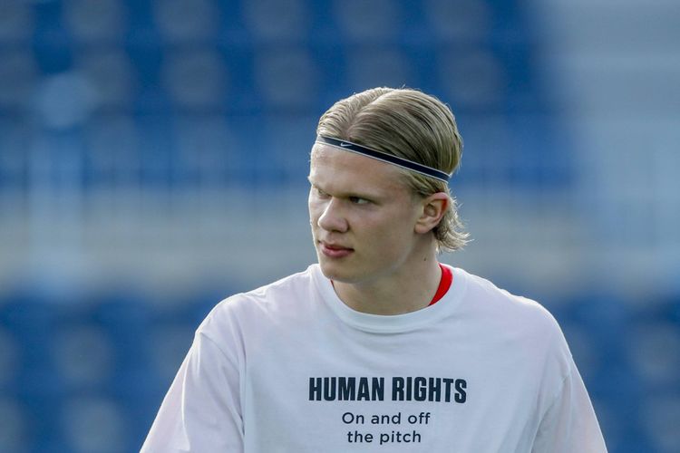 Lors d'un match samedi contre la Turquie, le joueur norvégien Erling Haaland portait - de même que ses autres coéquipiers - un T-shirt avec pour slogan : « Droits humains sur et hors du terrain ».