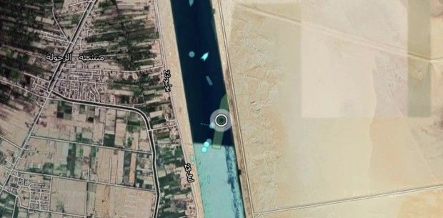 Dans le cercle, la position de l' « Ever Given » sur le canal de Suez.