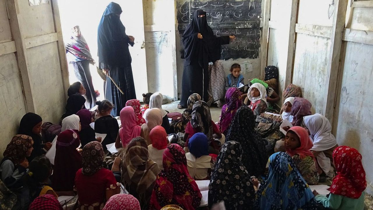 Des petites filles assistent à un cours dans une école improvisée dans la province d'Hodeida.