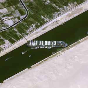 Le 24 mars, l'Ever Given, porte containeurs de 400 mètres de long, poussé par des vents forts éperonne la côte et bloque le canal de Suez.