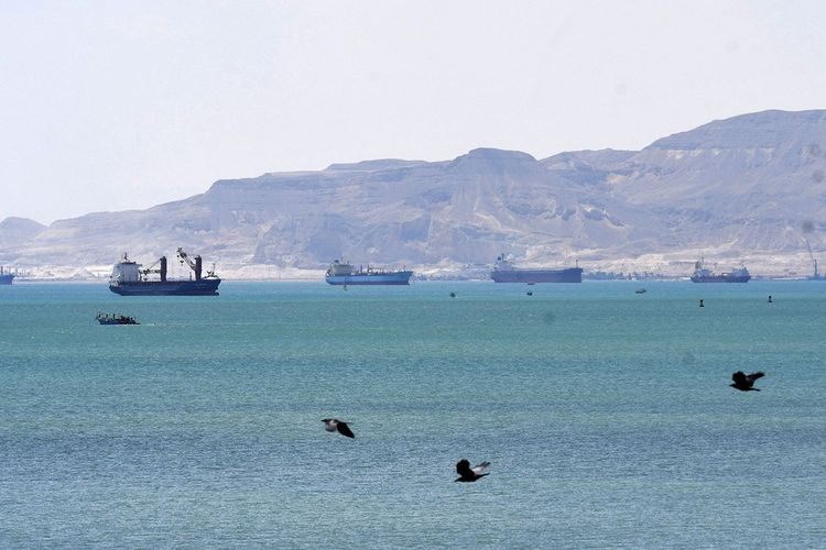 Le canal de Suez, long de 190 km, voit passer environ 10% du commerce maritime international et chaque journée d'indisponibilité a entraîné d'importants retards et coûts.