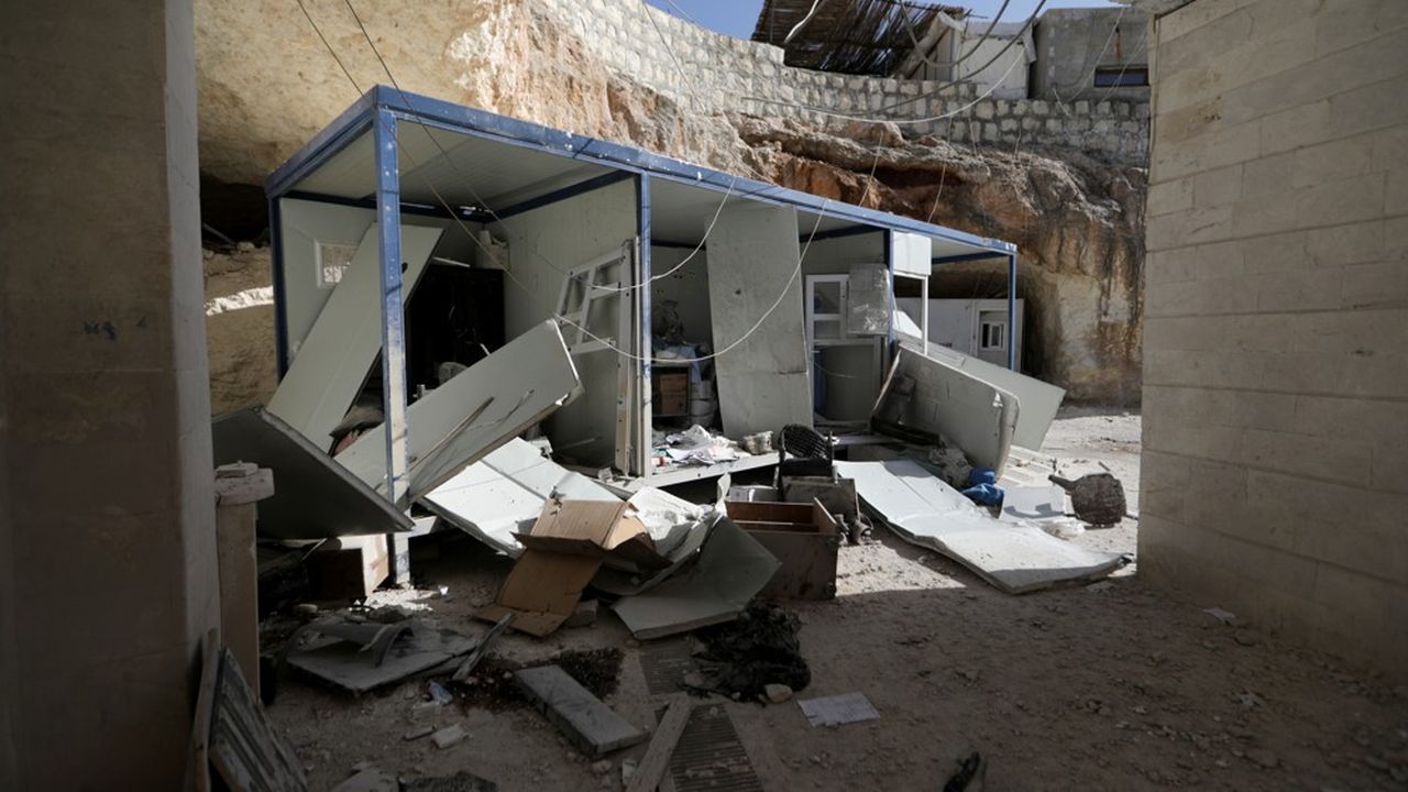 Un hôpital dévasté après une attaque dans la ville d'Atareb, dans le nord-ouest de la Syrie.