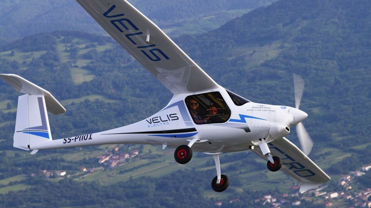 Le Velis du constructeur slovène Pipistrel est le premier avion à propulsion 100 % électrique à avoir certifié par l'Agence européenne de la sécurité aérienne.