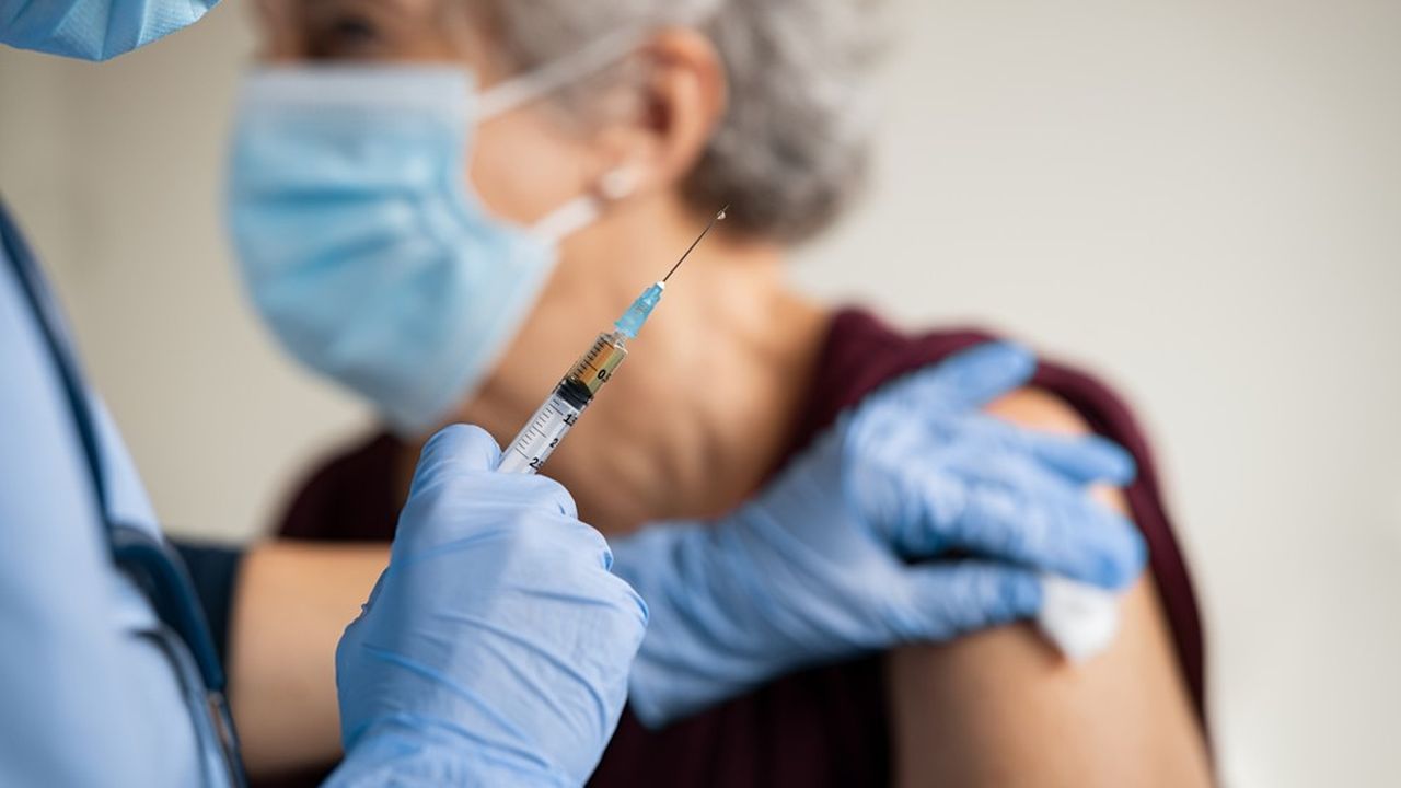 Les autorités sanitaires et les laboratoires continuent en permanence de collecter les données sur les éventuels effets indésirables observés dans la population vaccinée