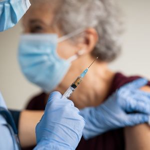 Les autorités sanitaires et les laboratoires continuent en permanence de collecter les données sur les éventuels effets indésirables observés dans la population vaccinée
