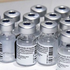 Les résultats d'un essai clinique de phase 3 mené par Pfizer et BioTech affichent une efficacité de 100 % de leur vaccin chez les 12-15 ans.